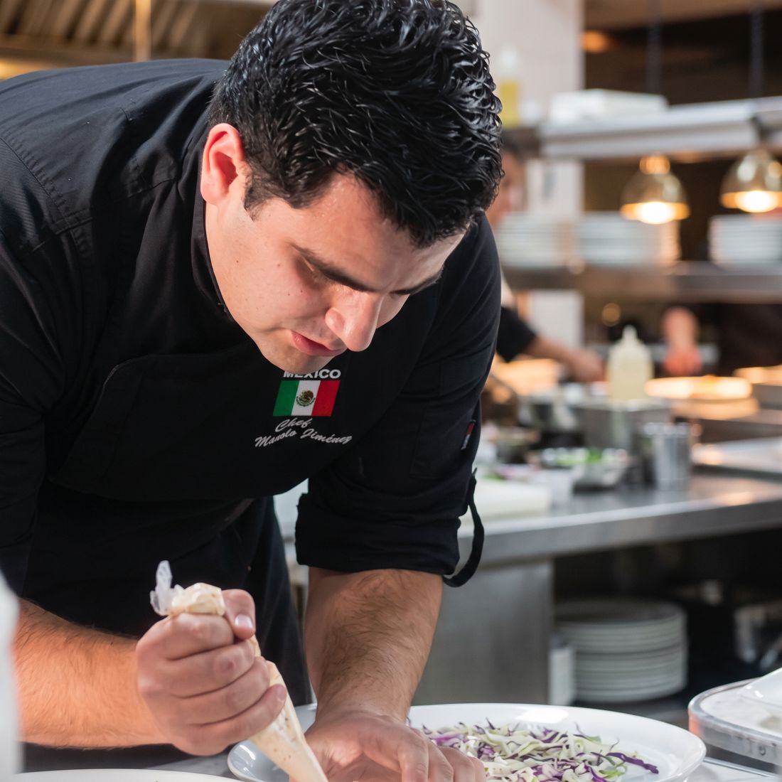 El chef Manolo Jiménez emplatando en cocina