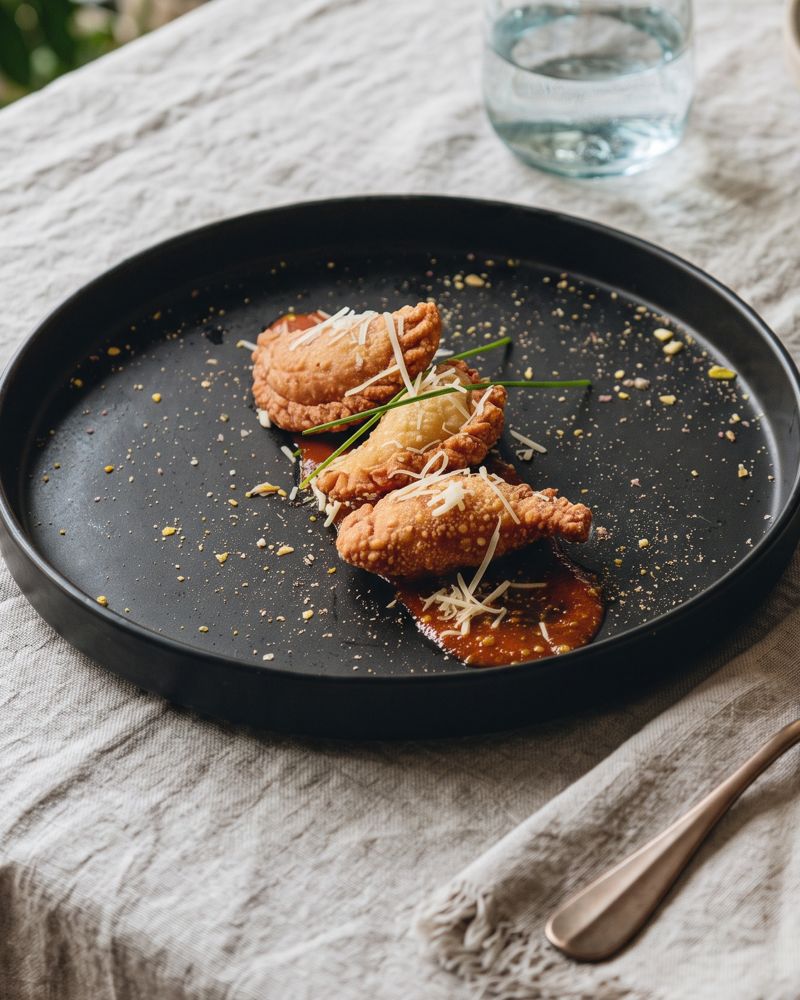 Empanadas doradas con queso y salsa